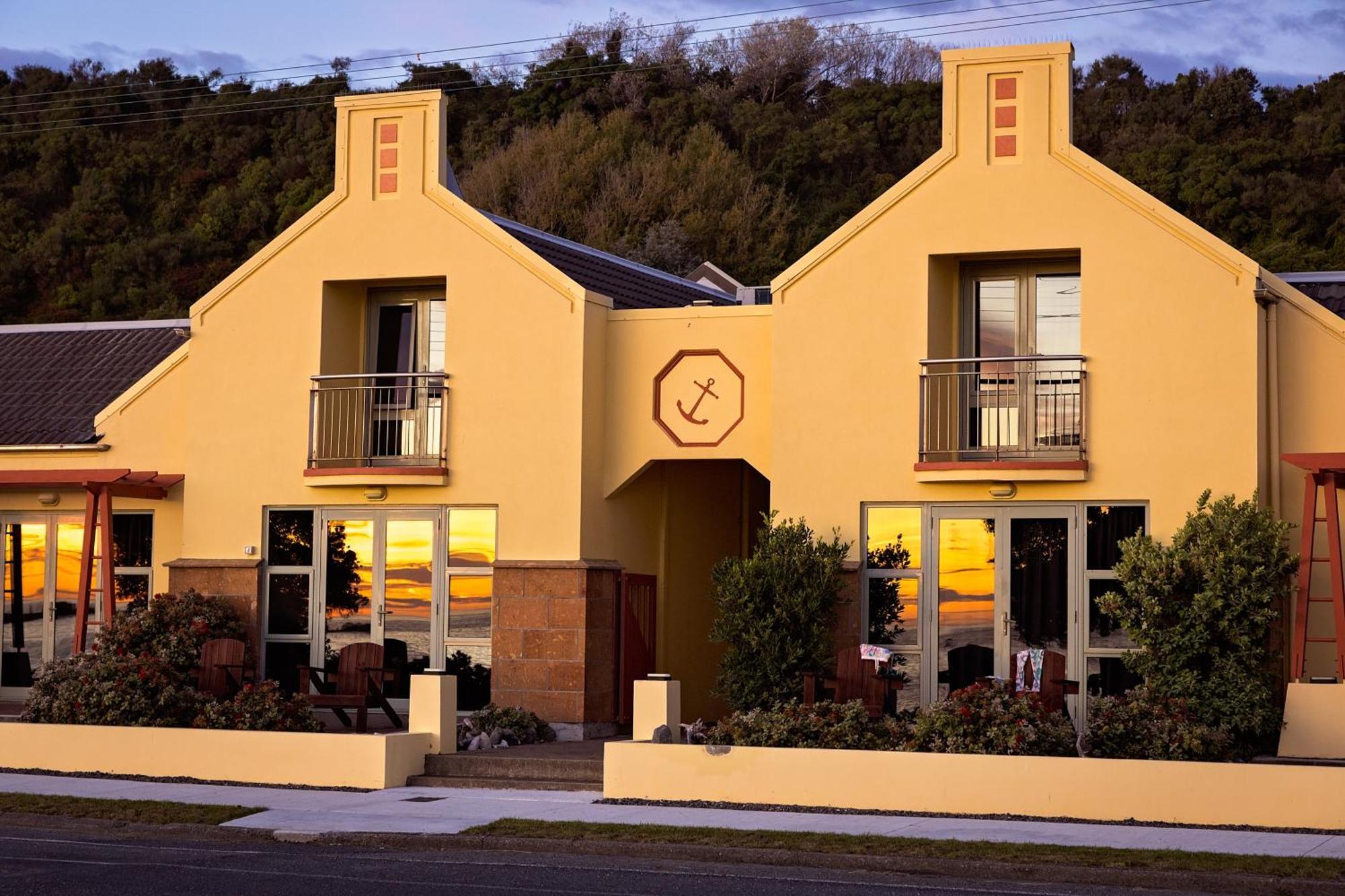 The Anchor Inn Beachfront Motel Кайкура Екстериор снимка