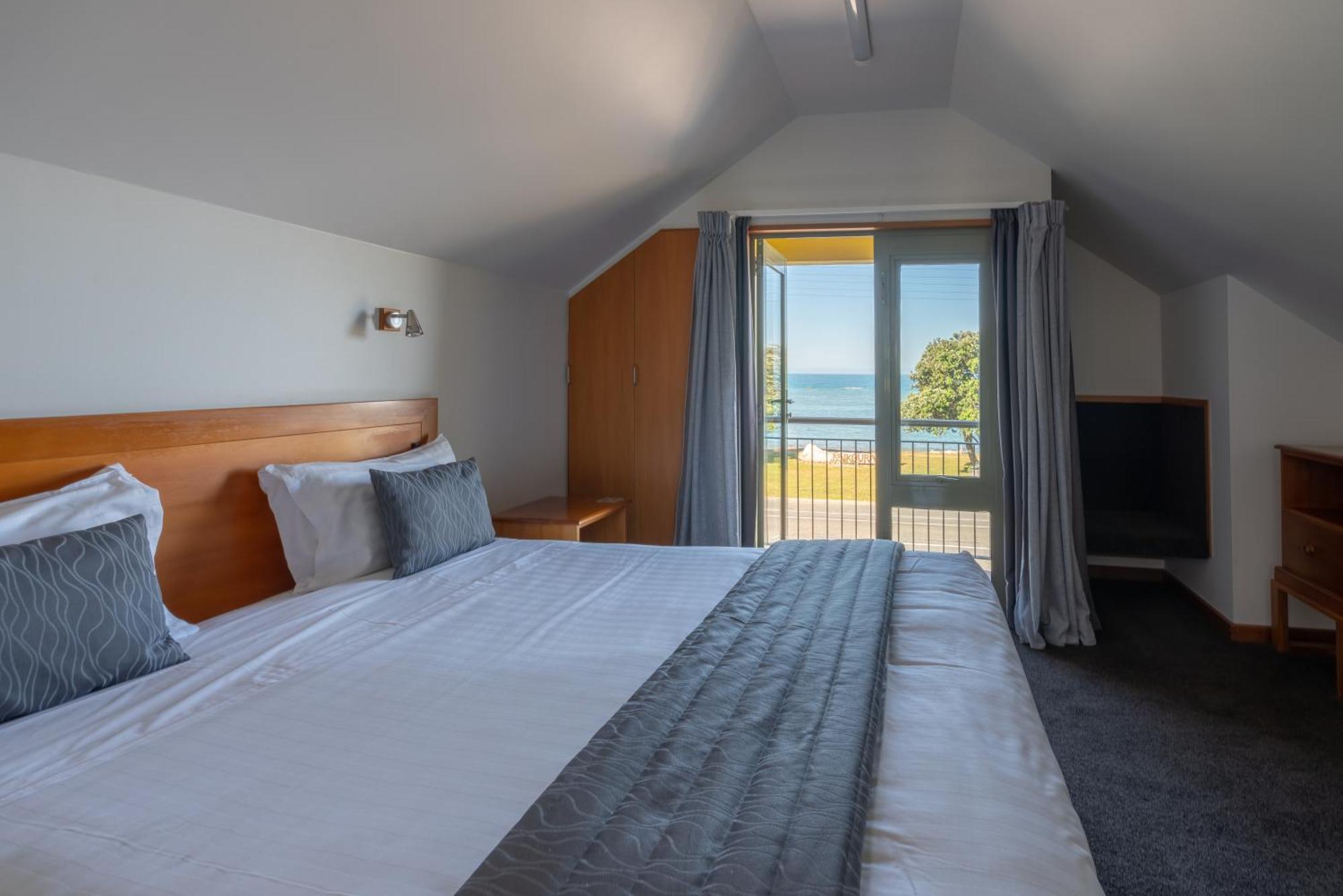 The Anchor Inn Beachfront Motel Кайкура Екстериор снимка
