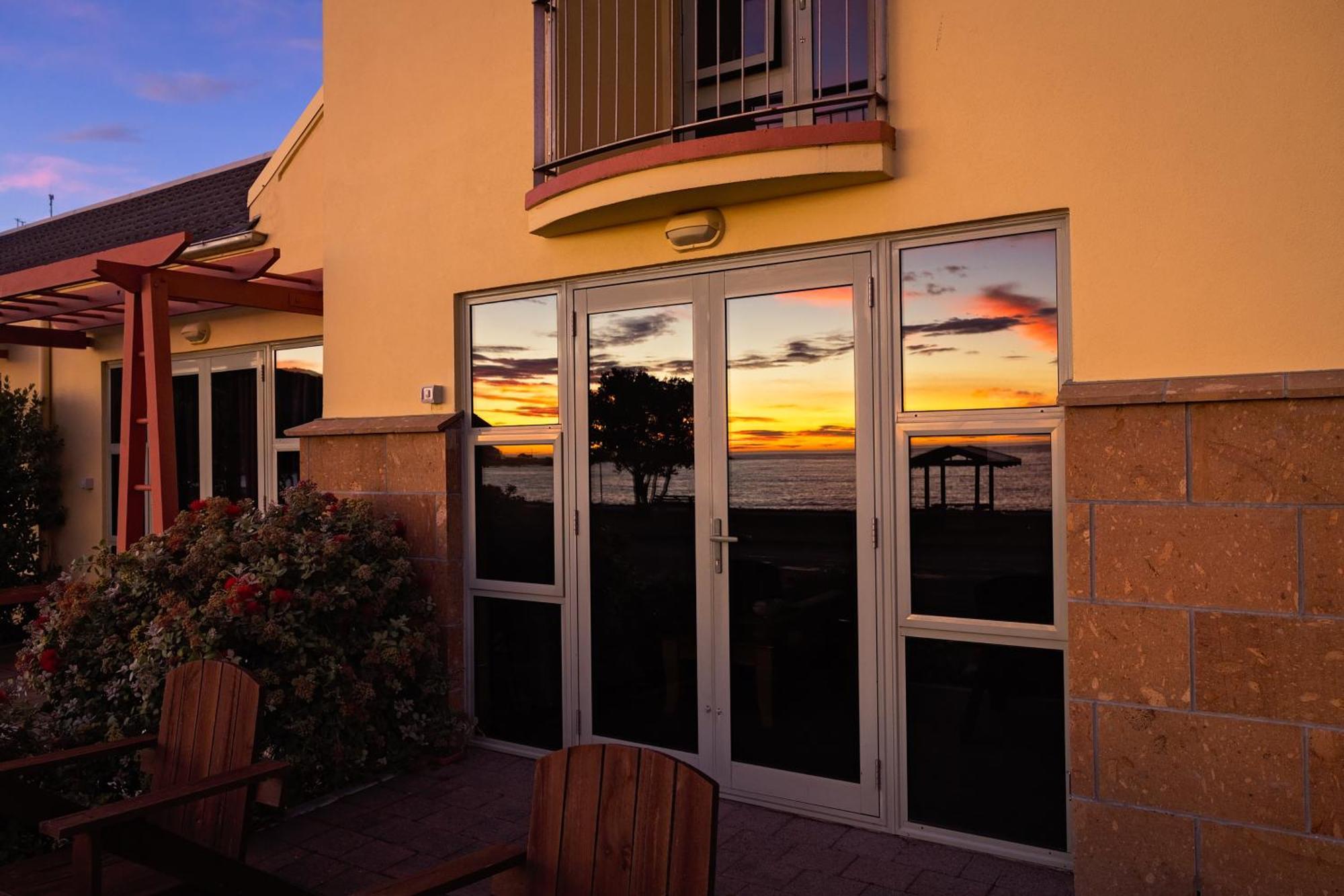 The Anchor Inn Beachfront Motel Кайкура Екстериор снимка