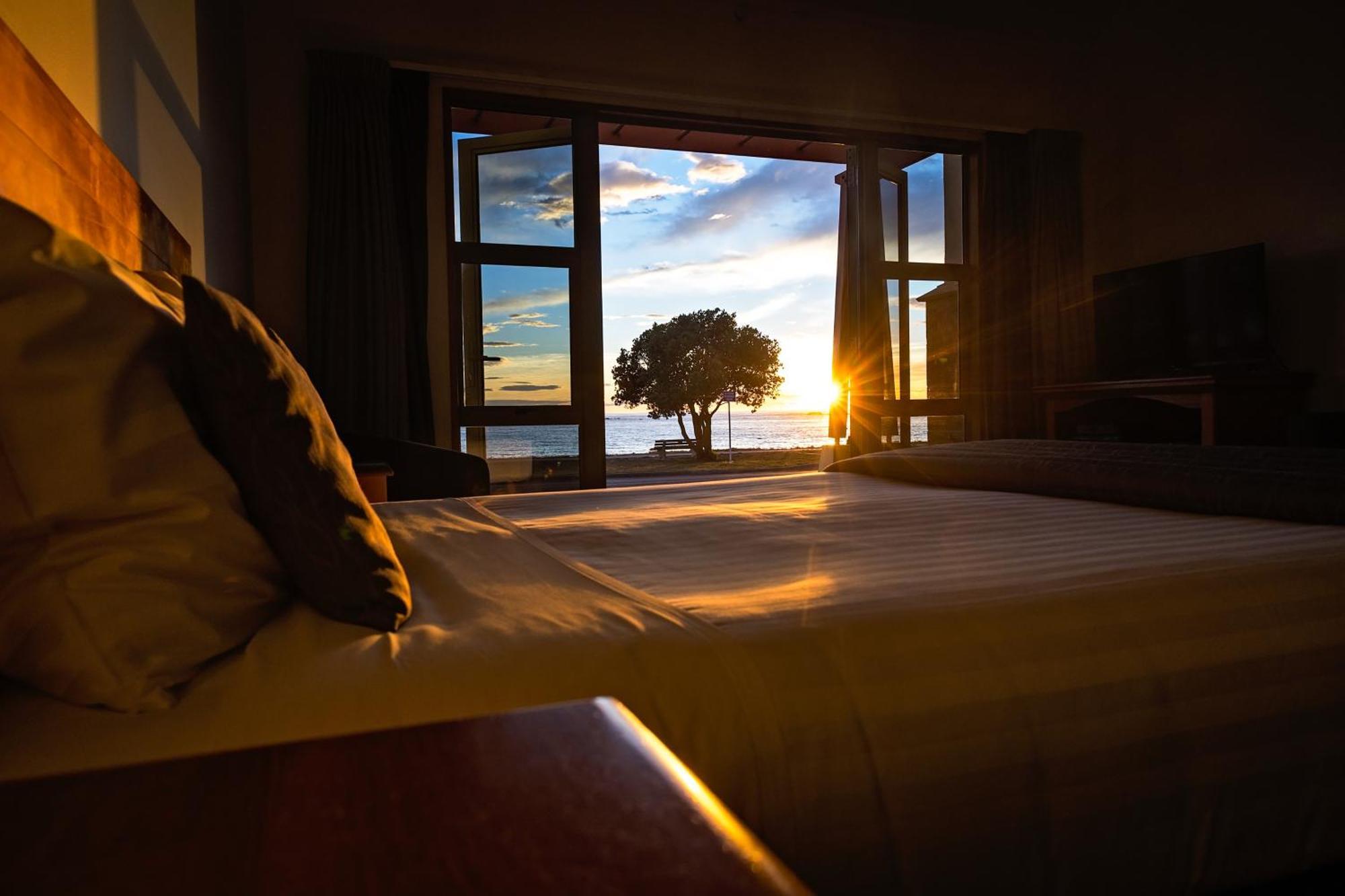 The Anchor Inn Beachfront Motel Кайкура Екстериор снимка