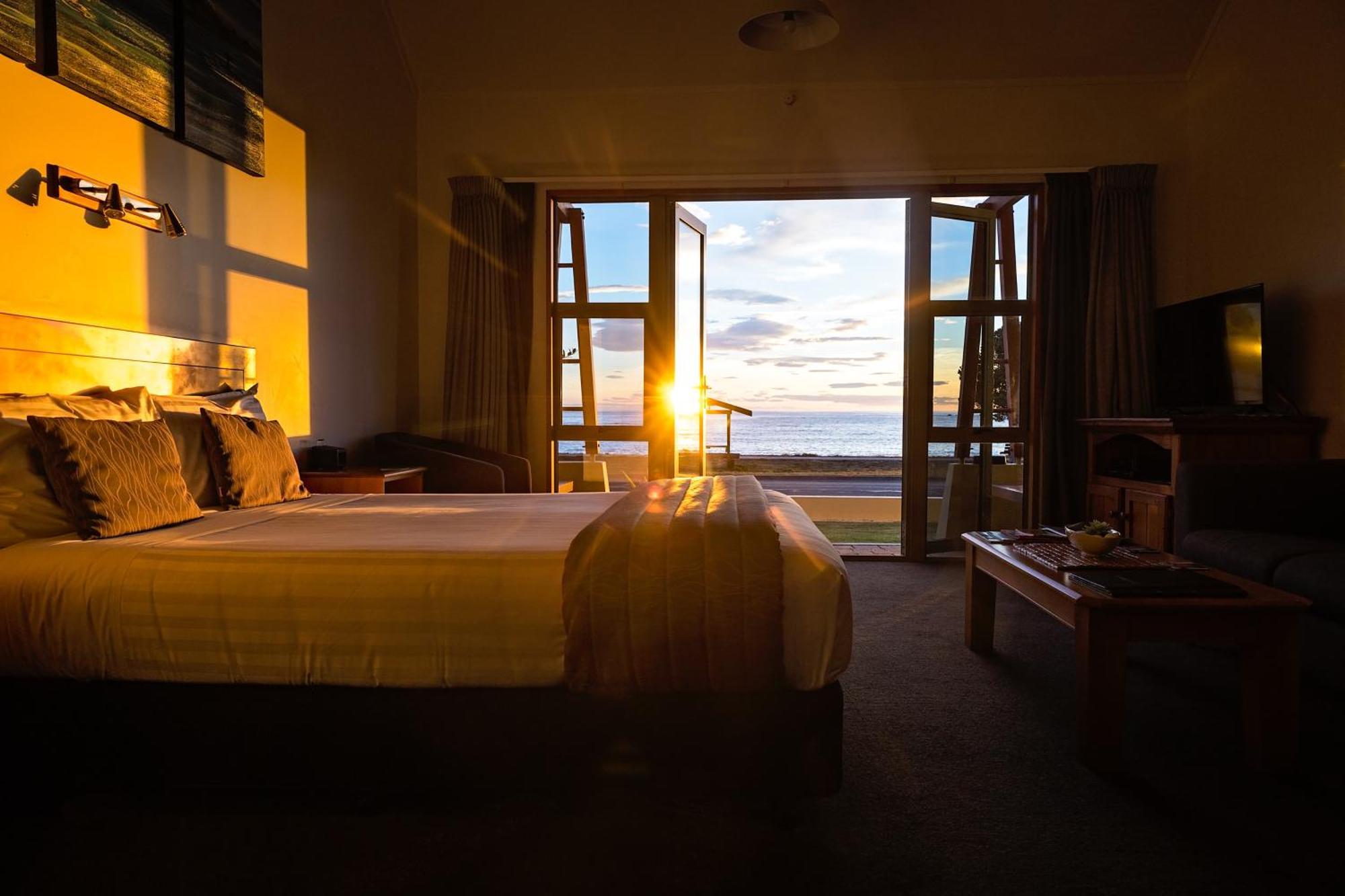 The Anchor Inn Beachfront Motel Кайкура Екстериор снимка